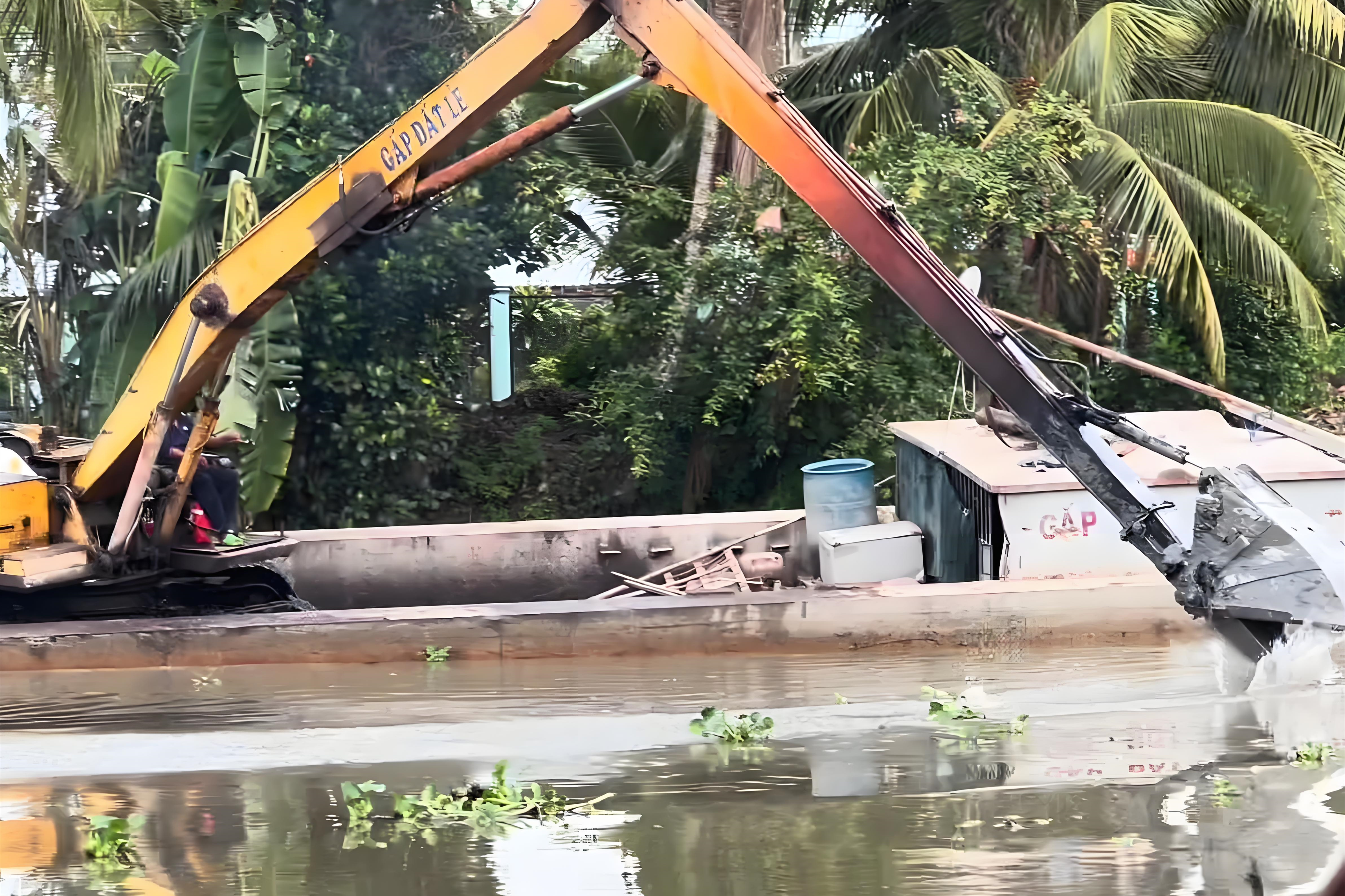 重慶黔江水上挖機清淤隊 - 挖機清淤的施工范圍受哪些因素限制？?