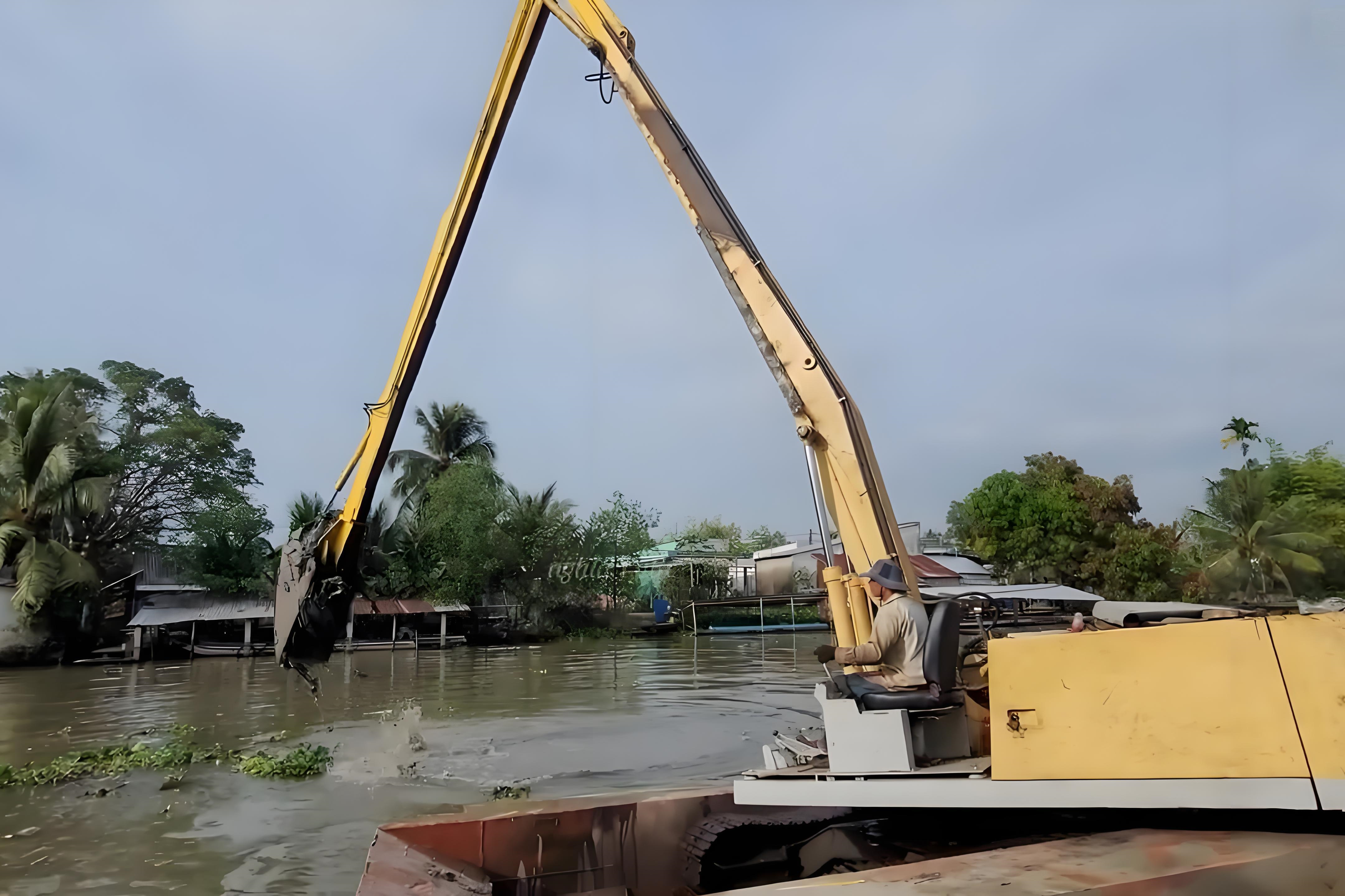 甘肅玉門水上挖機清淤施工隊 - 小型水上挖機清淤適合小河道嗎？